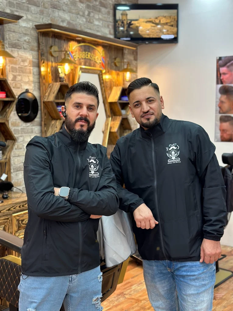 Das Team des DLO - Barbershop, zwei Barbiere in DLO-Markenkleidung im Studio